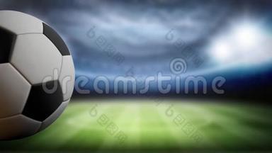 足球比分背景，球在球场背景的左侧旋转.. 标题或标志的空间，足球